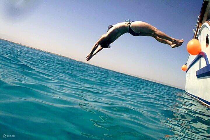 在碧绿的海水和迷人的珊瑚礁中进行两次浮潜。