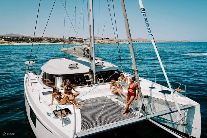 Получите незабываемые впечатления от морского приключения, сочетающего прибрежную красоту и расслабляющую атмосферу заката.