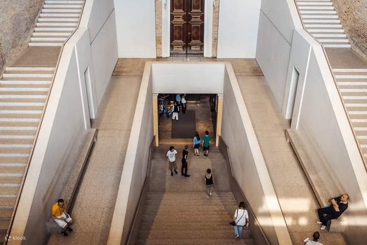 บันไดพิพิธภัณฑ์ Neues