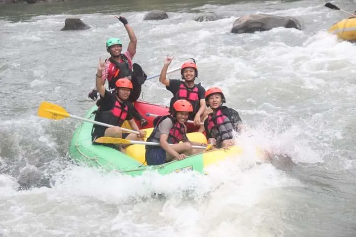 在 elo river yogyakarta 体验漂流