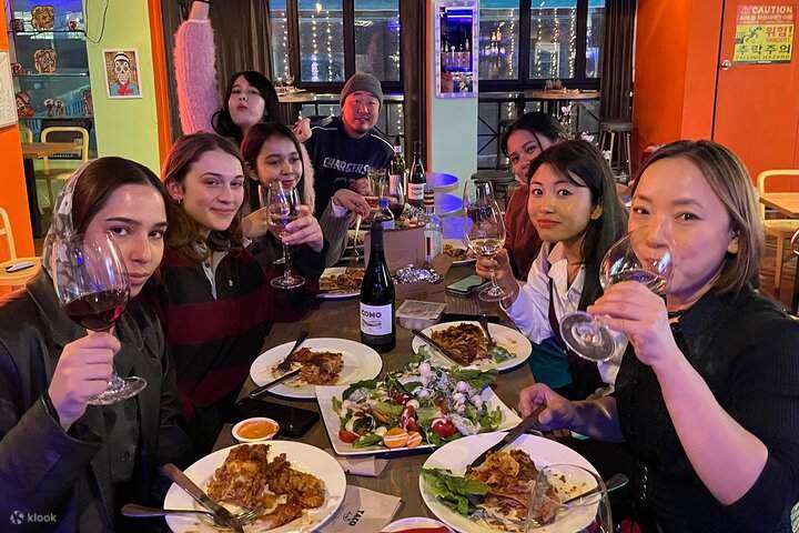 享用美食饮品，欣赏精彩表演