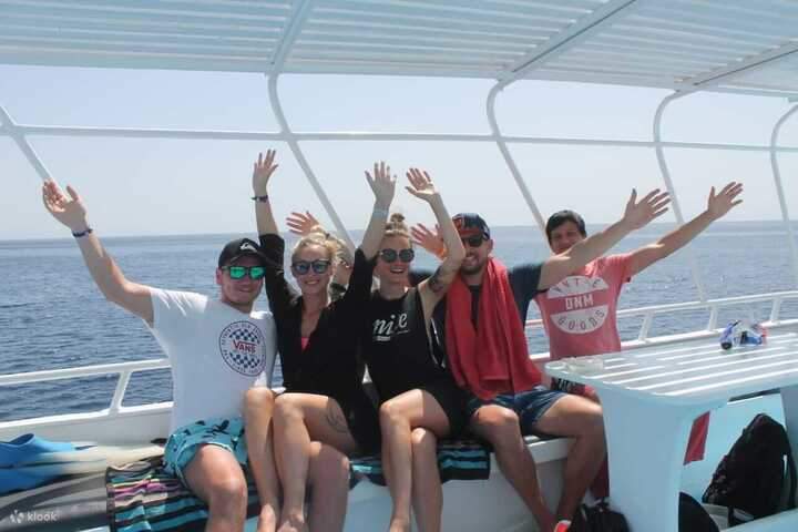 happy_friends_in_marsa_mubarak_boat_trip