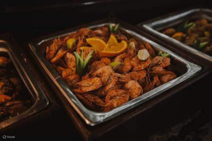 후르가다 투어 중 선상 런치