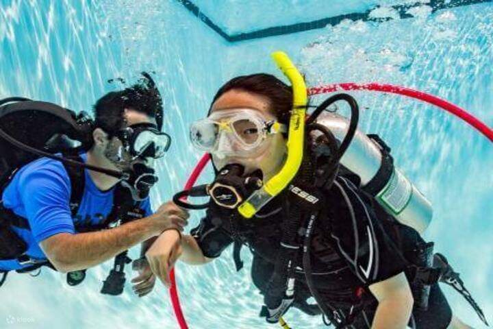 Taucher können in Samadai tropische Fische und Korallenriffe genießen.
