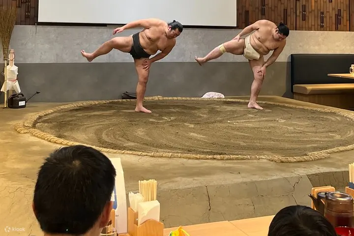 挑战相扑选手并享用美食