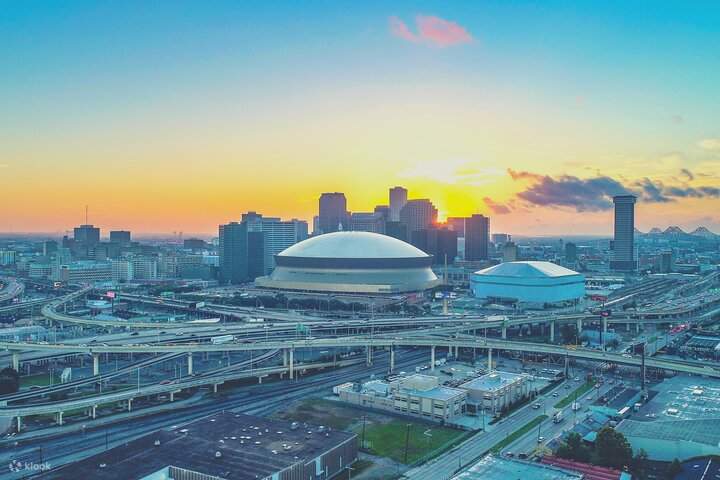 짜릿한 순간, 팬들이 환호하며 자리에서 벌떡 일어납니다!