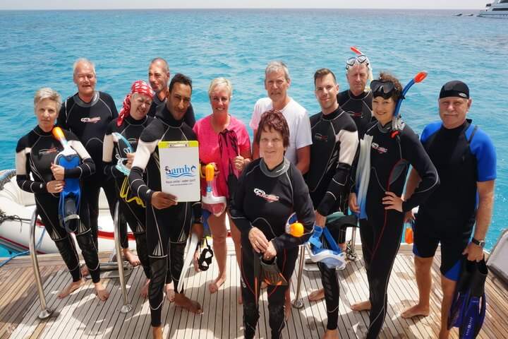 Terokai teluk-teluk yang indah dan terumbu karang yang menjadikan kawasan ini destinasi yang ideal untuk penggemar aktiviti menyelam.