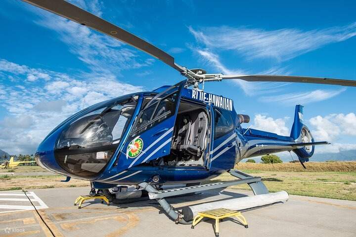 乘坐风景优美的航班飞越热带天堂，探索毛伊岛未受破坏的美景