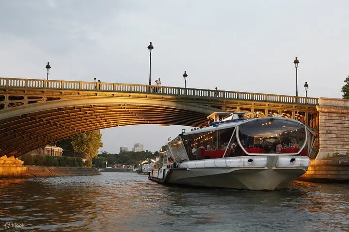 Bateaux Mouches 配香槟