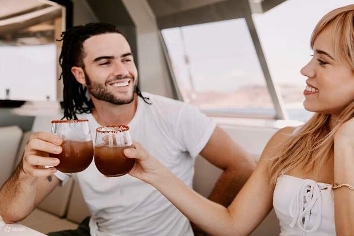 친구와 함께 활기 넘치는 해안선을 따라 유람하며 평화로운 시간을 만끽하세요.