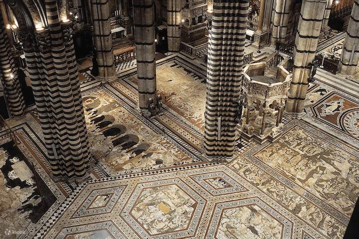 Bên trong Nhà thờ Siena