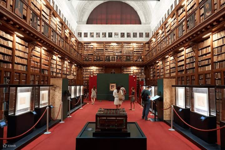Perpustakaan Ambrosian dengan hasil seni