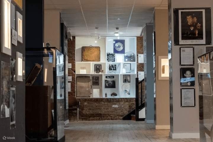 un musée rempli de disques et de photos