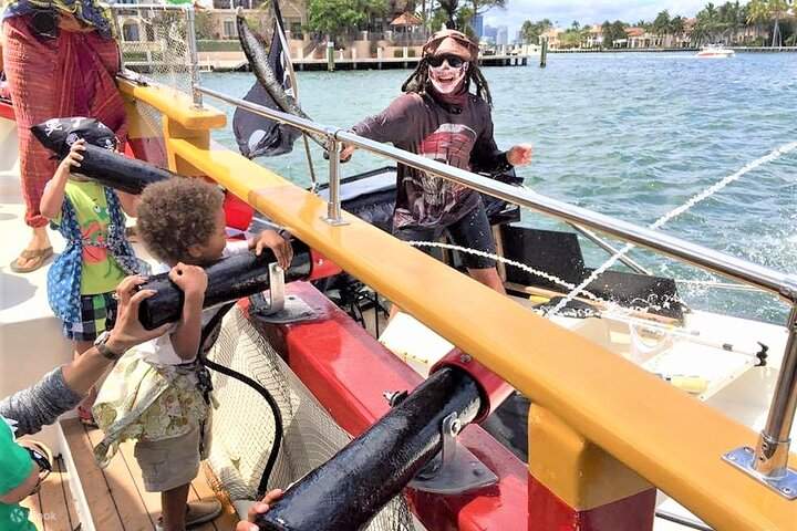 Khám phá niềm vui của cuộc sống hải tặc trên tàu Bluefoot, nơi kho báu và niềm vui đang chờ đợi mọi thành viên thủy thủ đoàn