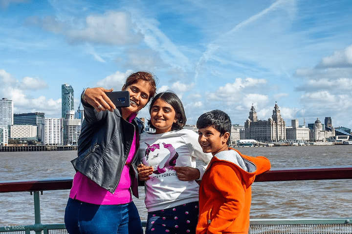 เดินเล่นกับครอบครัวไปขึ้นเรือสำราญ Mersey Ferries River Explorer Cruise