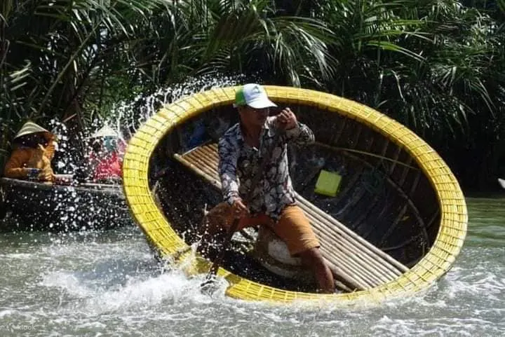 椰林篮船游