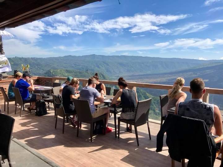 personnes dans un restaurant