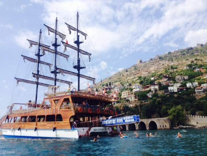 含午餐和软饮的全包双体船游艇之旅