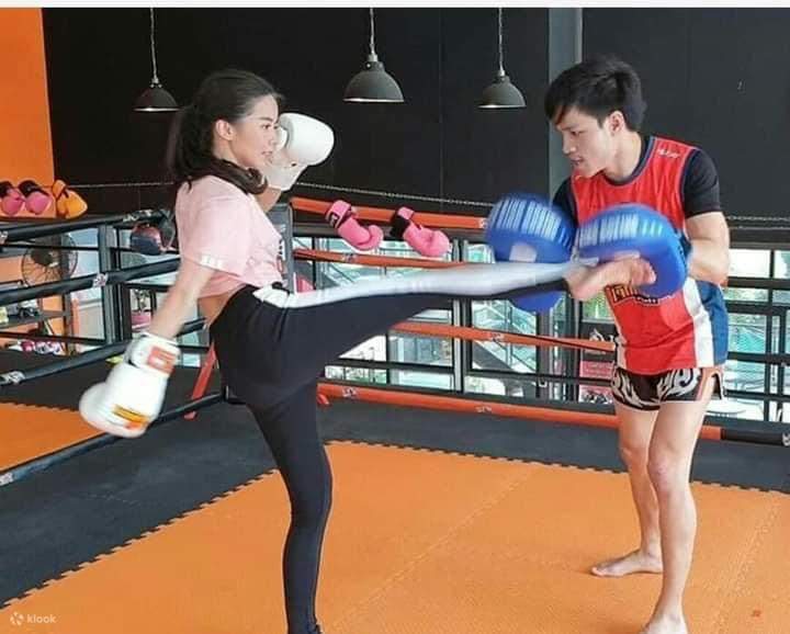 Урок по тайскому боксу в спортзале MBT Muay Thai