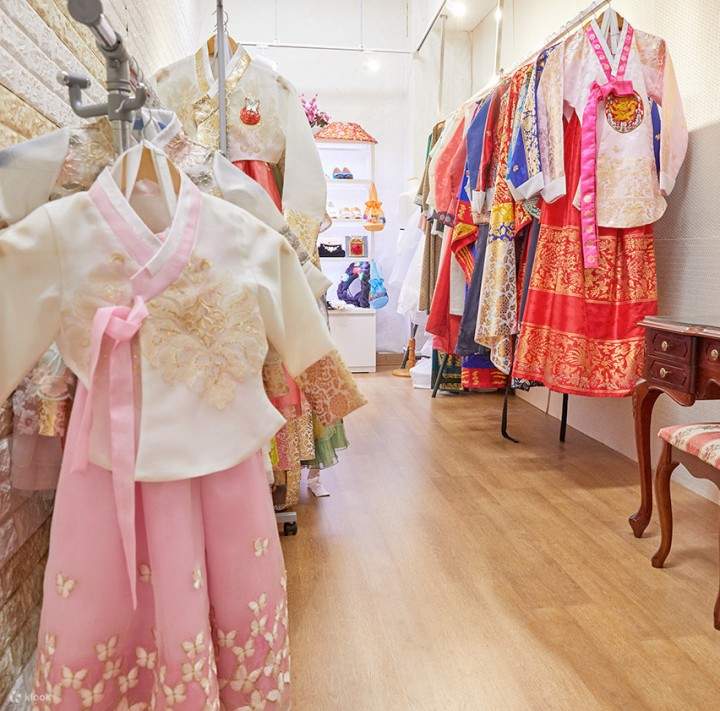 Traditionelles Hanbok-Erlebnis in Myeong-dong mit hauseigenem Studio