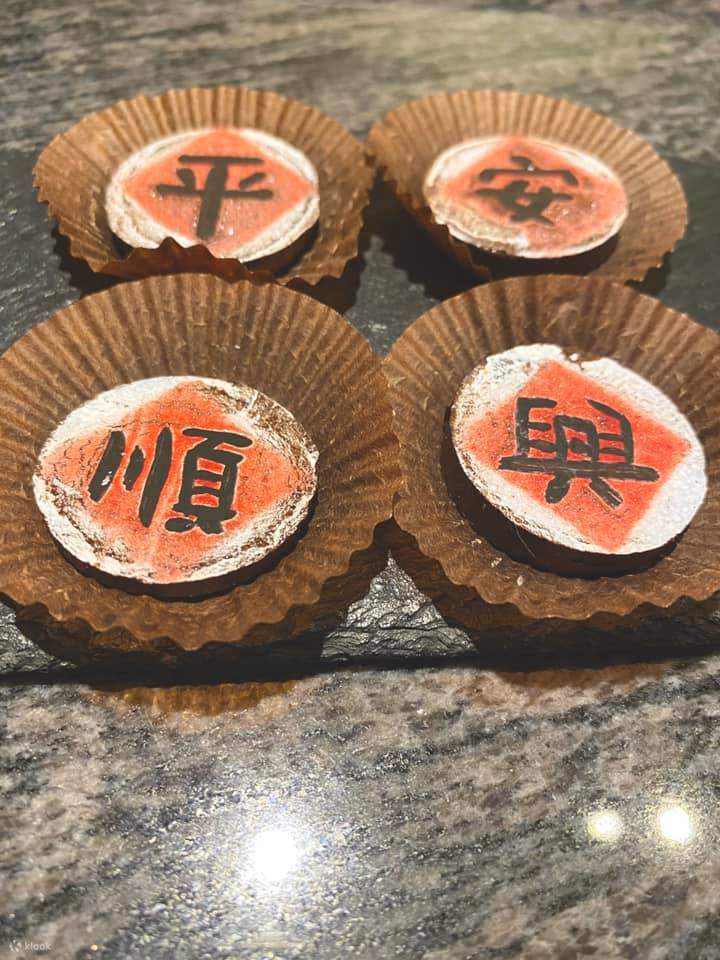 DIY Sô cô la vẽ màu