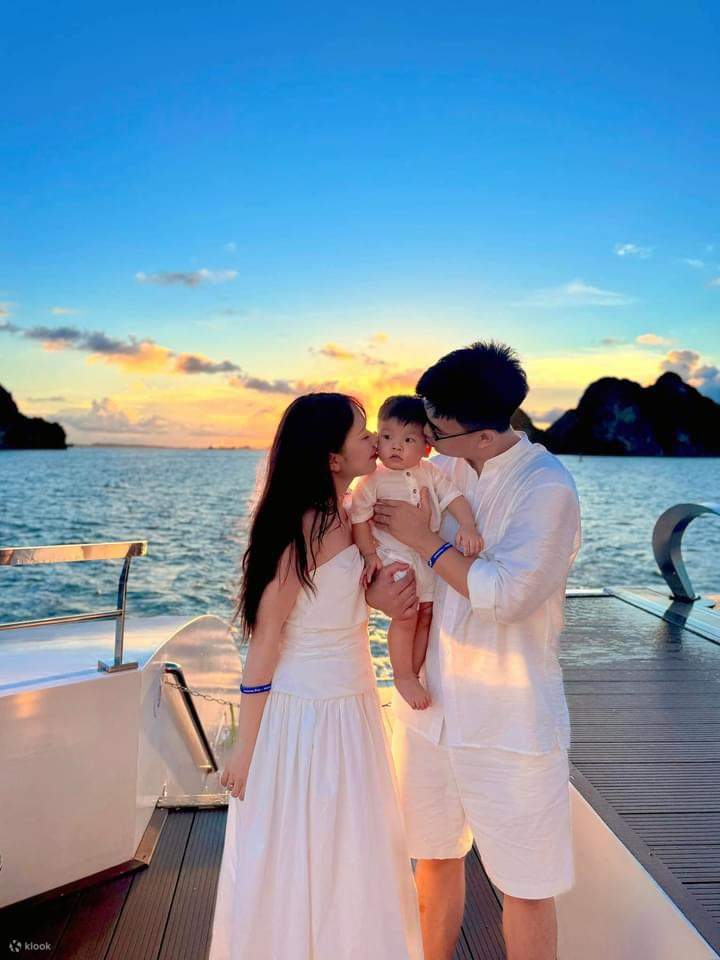 Sunset Dinner Experience of Ha Long Bay by Saquila Yacht