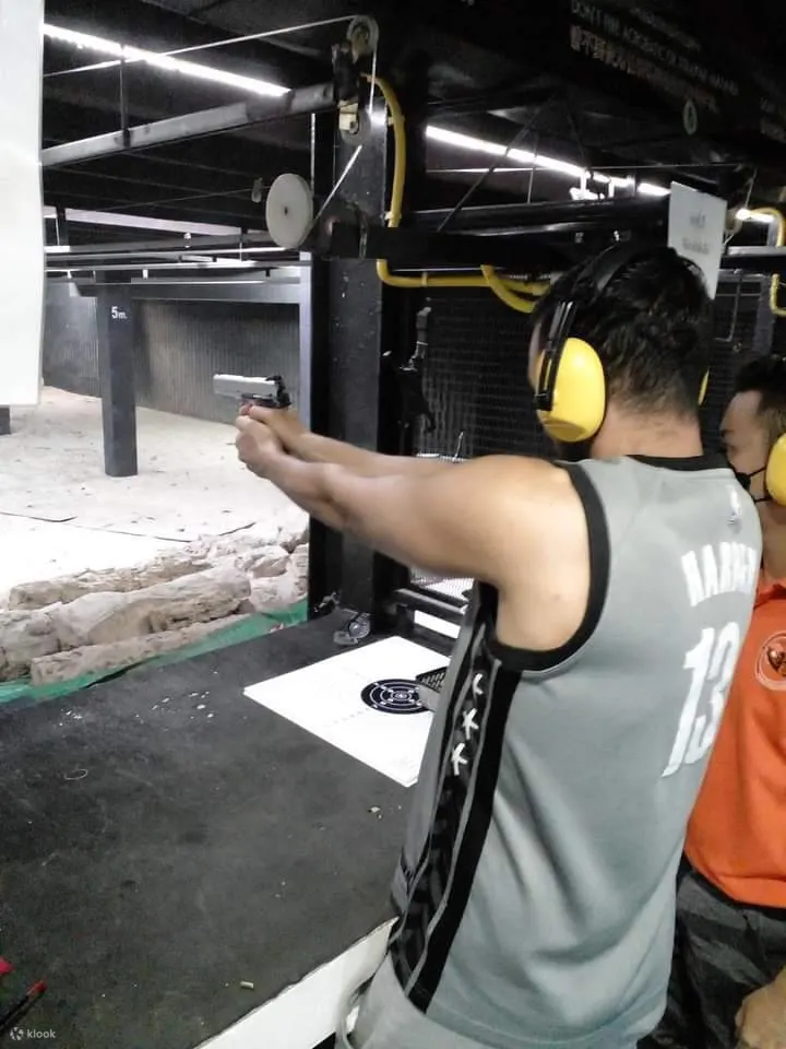 在普吉岛射击场体验射击练习的快感