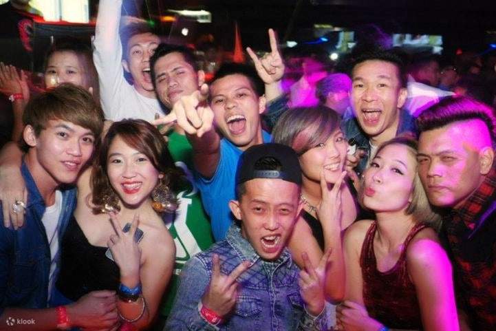 4 Hours Group Nightclub Crawl By Party Bus With Free Drinks in Las