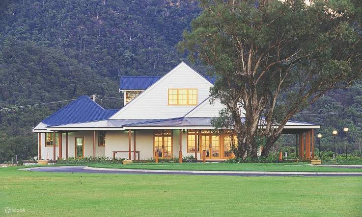 два человека в Audrey Wilkinson Vineyard