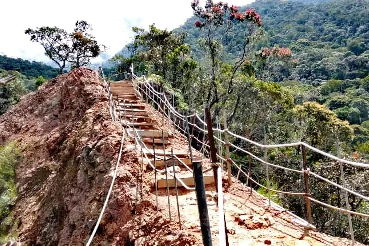 登京那巴鲁山汀波汉步道