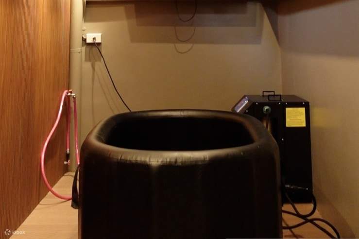 차가운 물에 몸을 담글 수 있는 검은색 욕조