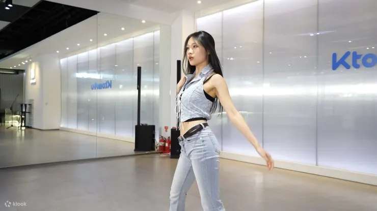用最新的 K-POP 热门歌曲创造珍贵的回忆！您还将学习 K-POP 舞蹈编排的要点和细节。