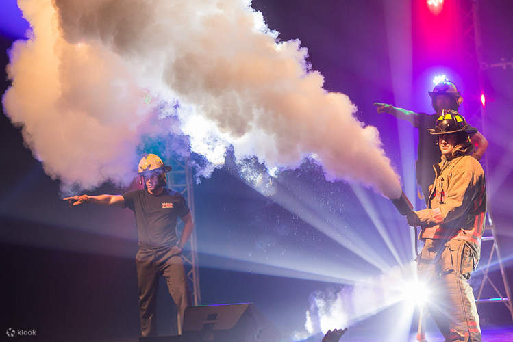 Des hommes déguisés en pompiers