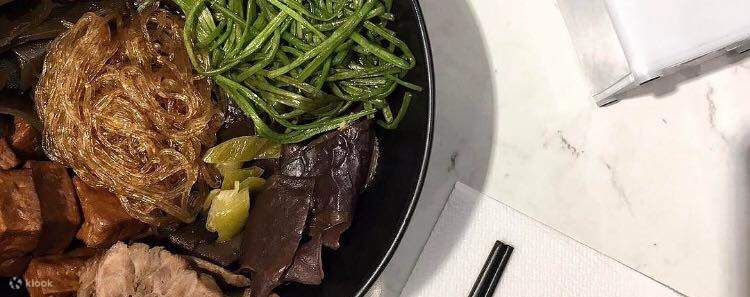 Late-night snack at Luluway at Zhongxiao Fuxing Station