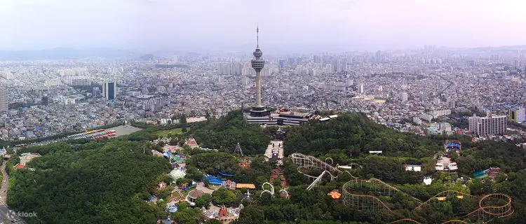 E-world 和头流公园//• 巴士站：E-world 出口广场对面