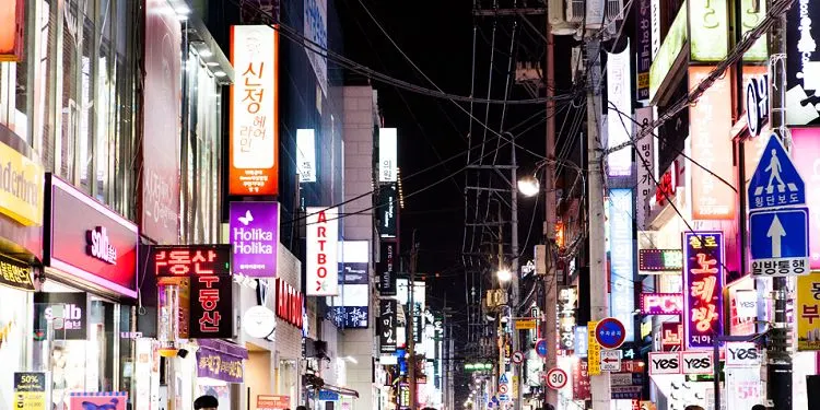 Dongseongno Street//• 巴士站：诺富特巴士站旁边。这是代表大邱最繁华的街道。购物中心、百货公司、电影院、表演厅、酒吧、俱乐部一应俱全