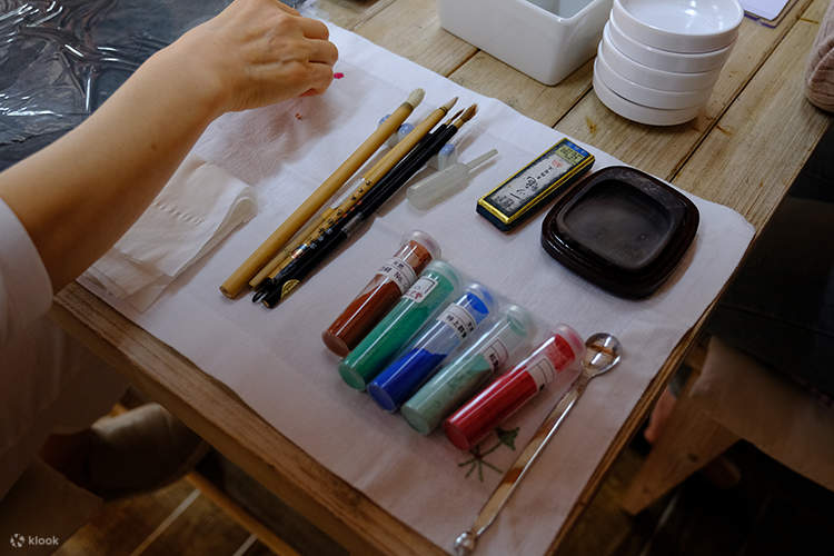 • Anda boleh merasai keanggunan lukisan rakyat dan keindahan Timur apabila anda mula melukis.