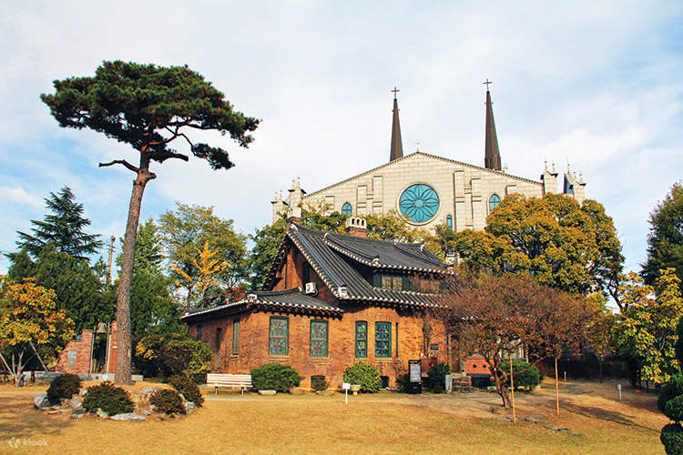 近代文化胡同（近代文化通り）// ・バス停：エルディスリージェントホテル前
• 青蘿の丘（チョンナオンデオク）は、大邱（テグ）におけるキリスト教の根源地であり、地域社会の中で発展してきた中心地です。