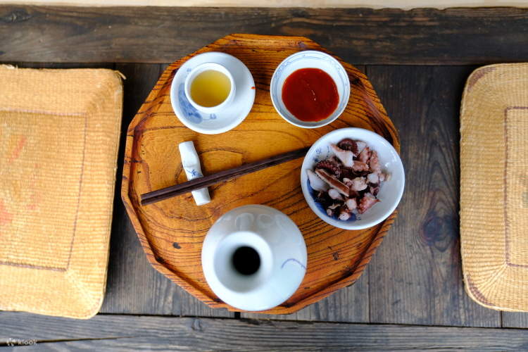 • Adding light refreshments to your very own Korean traditional drink, then you can enjoy the taste of Korean traditional drinks in-depth more than before.