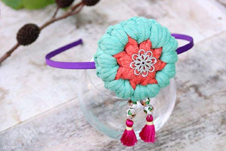 ハマナス ペッシテンギ（댕기)• ペッシテンギは韓国の伝統的なヘアバンドです。ヘアバンドにあしらわれたハマナスの花は、韓国の美しさのエレガントさを表現しています。かつてこのアクセサリーは、未婚女性のシンボルとして使われていました。