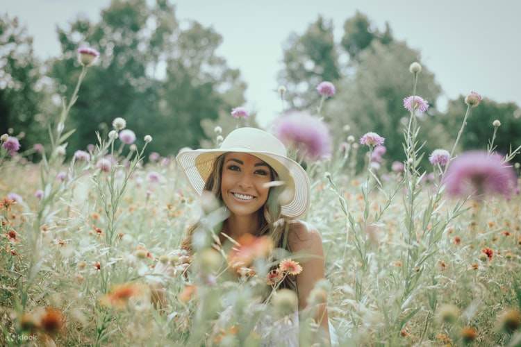 ヌワラエリヤで写真撮影をしている女性