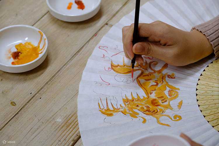 • Buat lukisan rakyat khusus Hapjukseon (Kipas lipat Korea), yang terkenal dengan polanya yang melambangkan Gyeongju, dan gambarlah lukisan rakyat Anda sendiri!