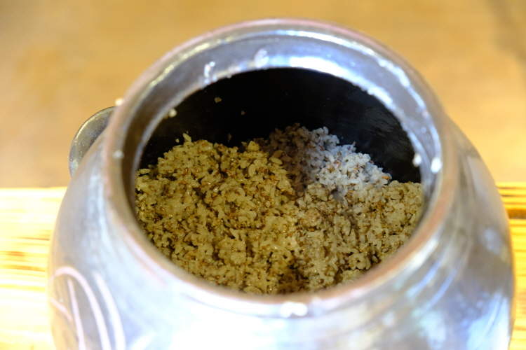 • ท่านสามารถสัมผัสประสบการณ์กระบวนการผลิตเครื่องดื่มแบบดั้งเดิมทั้งหมดได้โดยตรงผ่าน 'ประสบการณ์การทำชองจู (Cheongju) (ไวน์ข้าวเกาหลี)' 