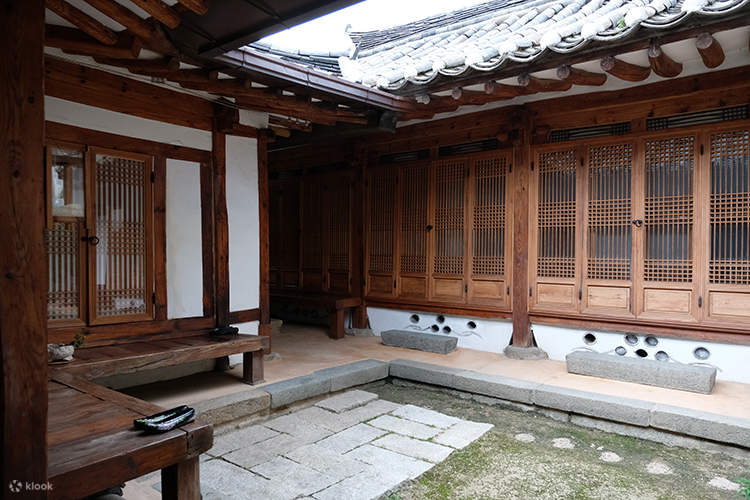 • Sau trải nghiệm, bạn có thể ngắm cảnh đẹp của Hanok và vẽ tranh dân gian trong không gian ấm cúng.   