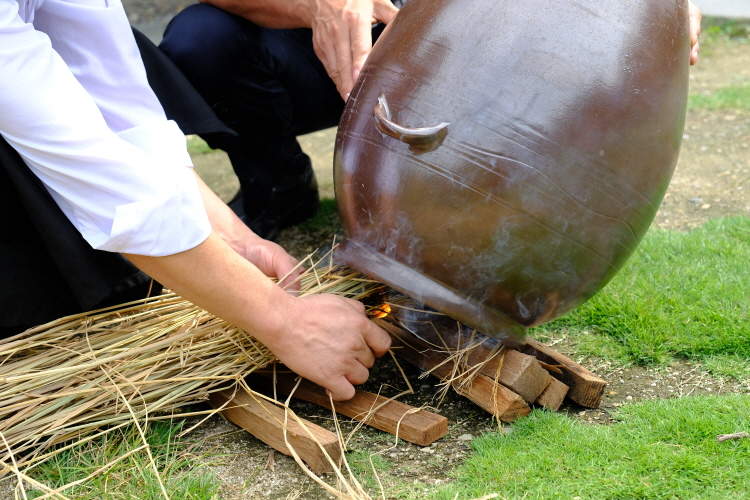 • Kleben Sie den Klebreis und die Hefe in das koreanische traditionelle Gefäß, das mit Jipbul (trockenem Stroh) desinfiziert wurde. Und dann fermentieren Sie den Cheongju (koreanischer Reiswein).