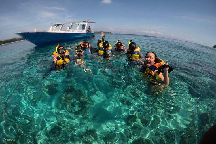 perjalanan perahu ke lokasi snorkeling
