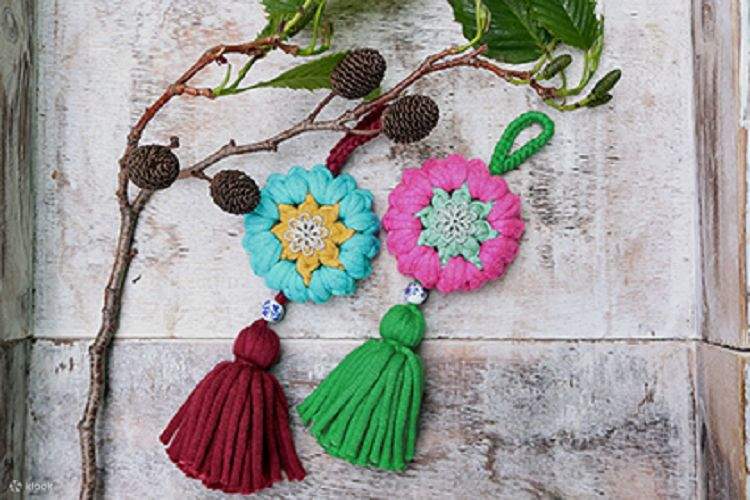 ハマナスノリゲ - ノリゲは韓国の伝統的な装飾品で、伝統的な韓国の衣装（韓服）の上に着用します。ハンドバッグやバックパックの飾りとしてもお使いいただけます。ソウルにある王宮で韓服を着て、ハマナスノリゲと一緒にセルフィーを撮りましょう。