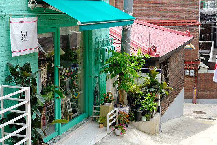 韓紙（ハンジ）を使って、韓国の伝統的なペーパーキーホルダーを作りましょう。幸運と富をもたらすでしょう！ホンシルは、梨泰院 (Itaewon) の趣のある路地にある美しい工房です。ここでは、美しい韓国の伝統的なアクセサリー作りを体験できます。