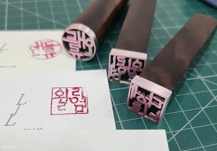 游客的手