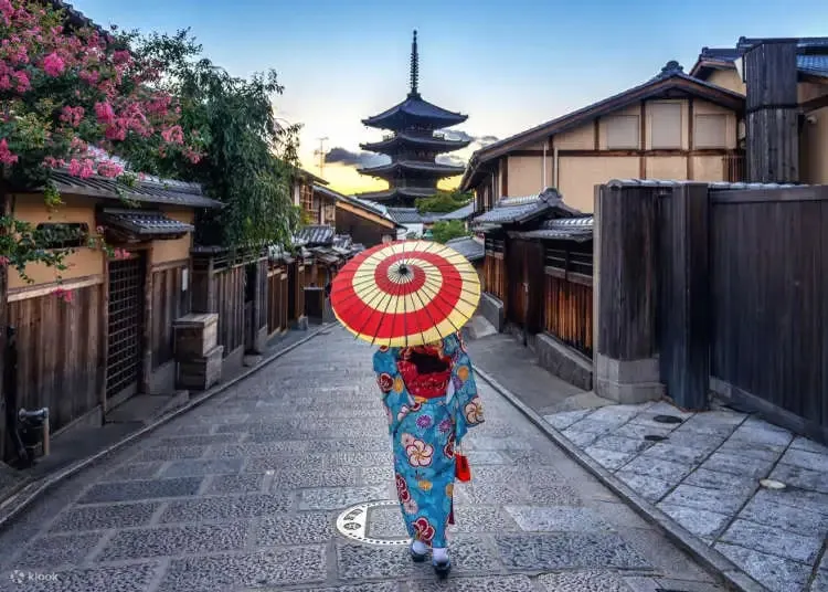 在京都进行各种活动时，必须穿着和服。置身于充满异国风情的日本氛围中，拍照留念，仿佛进入了睡眠状态。